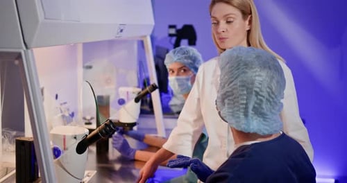 Embryologen führen IVF-Verfahren im Labor durch