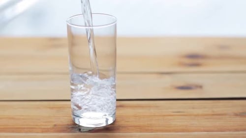 Montaje de agua dulce que se vierte en vidrio