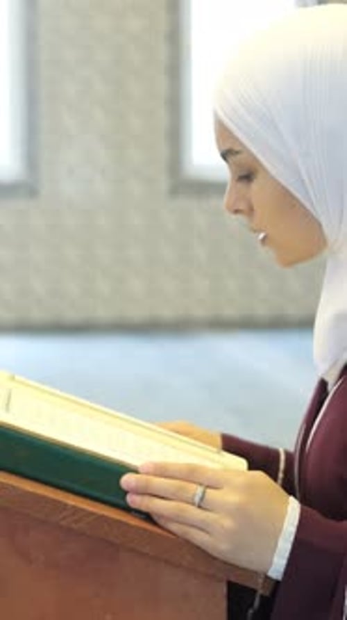 Frau liest Koran