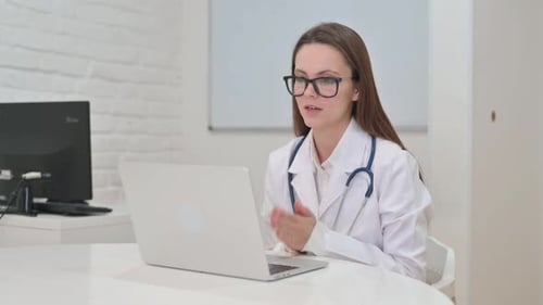 Unzufriedener junger Arzt leugnet Patienten