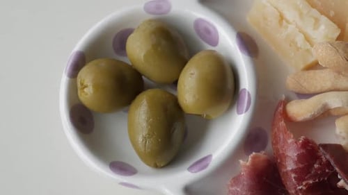 Délicieuse assiette de tapas avec olives vertes, jamón, fromage et colines croustillantes