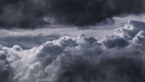 d'épais cumulus gris se rapprochent, point de vue