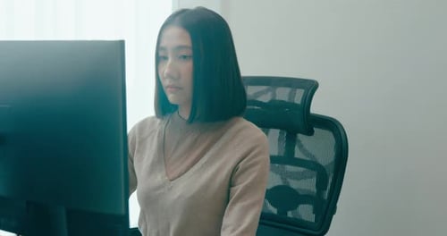 Jeune adulte asiatique, femme indépendante, dactylographie, écriture rapide, bot AI, application informatique, programme intelligent, nomade.