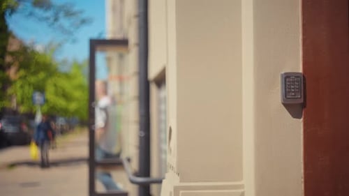 Encantadora entrada urbana con una campana perfectamente enmarcada por la luz del sol en un hermoso día soleado