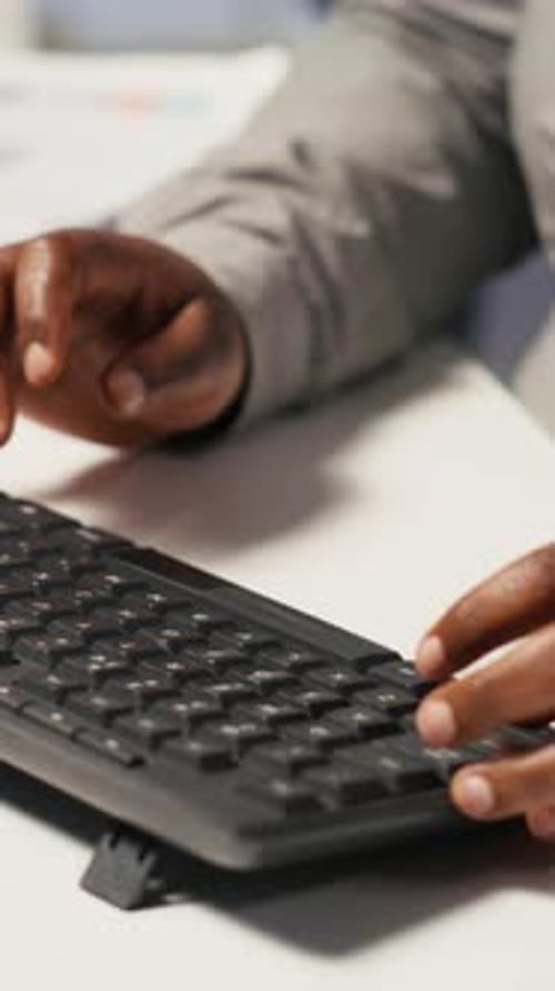 Vertikale Videonahaufnahme der Administratorcodierung des Rechenzentrums auf dem PC beim Tippen auf der Computertastatur