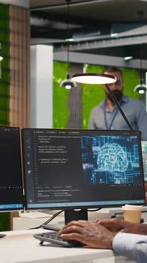 Vertikaler Videosoftwareentwickler, der Code auf dem PC schreibt und Deep-Learning-APIs entwickelt