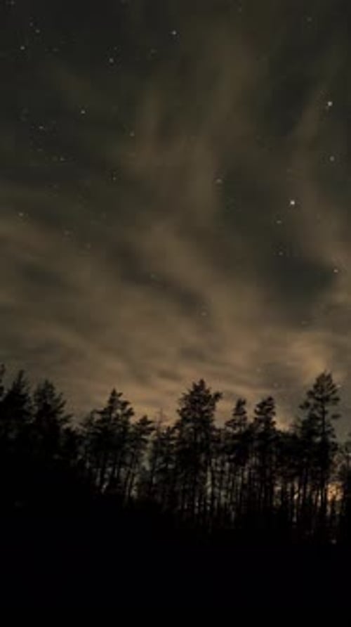 Zeitraffer bewegter Sterne und Wolken am Nachthimmel