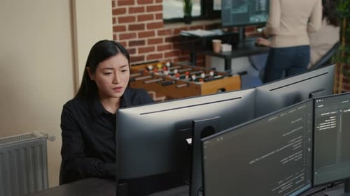 Asiatischer Programmierer stößt beim Schreiben von Code auf einen Kompilierungsfehler