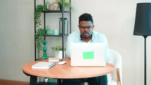 Freiberufler, der im Home Office arbeitet