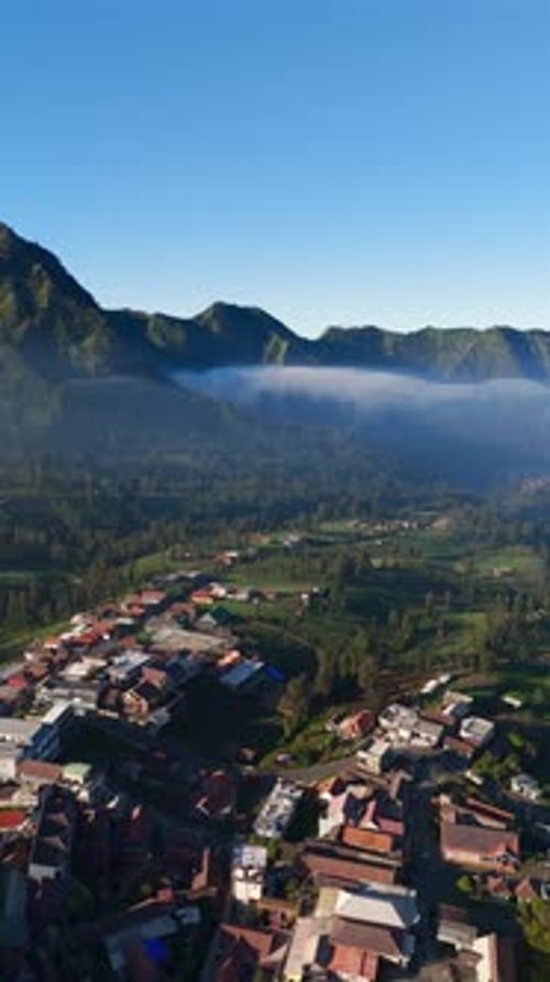 Vue aérienne en haute altitude du village de Cemoro Lawang
