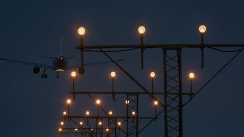 Avión descendiendo con luces de pista