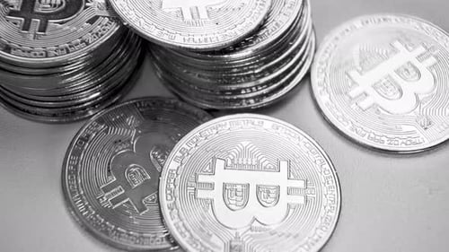 bitcoins en blanco y negro en pilas, vídeo inclinable en 4K, monedas de criptomonedas