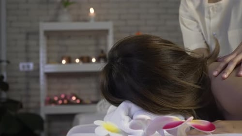 Kunden erhalten eine Massage im Spa.