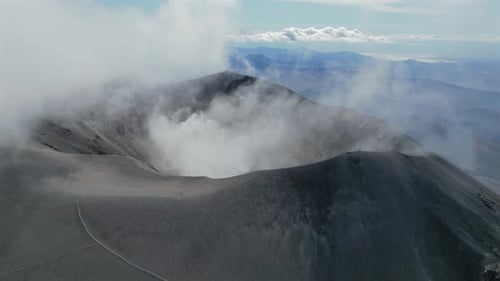 Luftaufnahme eines Vulkankraters mit Wolken, Peru.