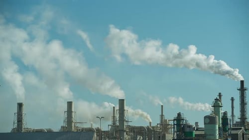 Industriekraftwerk mit Rauch