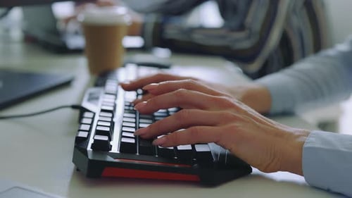 Código de programação feminino conectando-se com AI, engenheira de TI, desenvolvedora de software