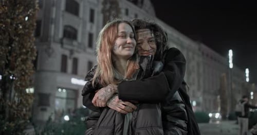 Informelles Paar, Mann und Mädchen mit Dreadlock-Tattoos und Gesichtspiercings in Freizeitkleidung, stehen auf
