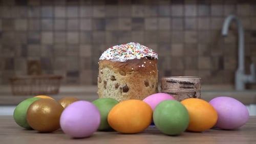 Mehrfarbige Eier und Osterkuchen auf dem Tisch