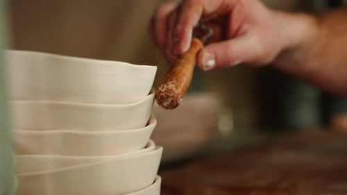Un potier fabrique de la poterie dans son atelier