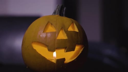 Zimmer mit einem Halloween-Kürbis und Licht, das aus- und eingeschaltet wird — Nahaufnahme