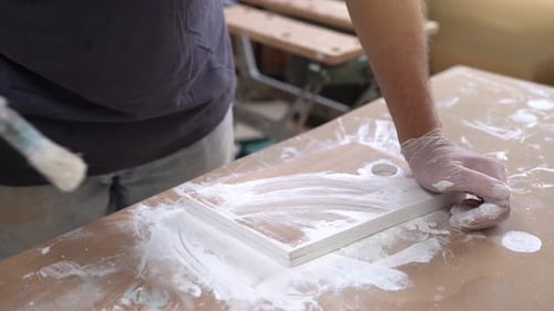 Peintre senior travaillant sur l'artisanat du bois dans un atelier de peinture de meubles en bois