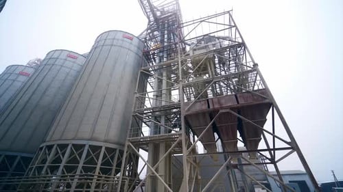 Installation industrielle moderne. Des élévateurs à grains sur fond de nature