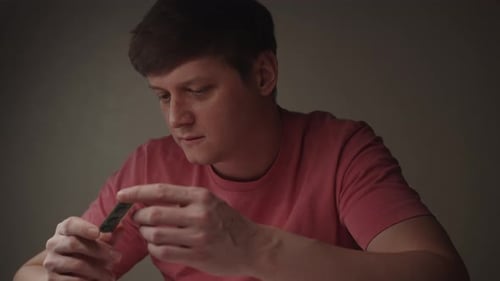 Person, die das RAM-Modul mit der Speicherkomponente des Computers untersucht und auf technische Probleme überprüft