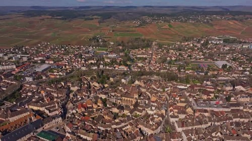 Vue aérienne de Beaune enveloppée de douces couleurs printanières