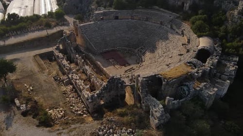 Luftbild eines steinernen Amphitheatergebäudes mit einer großen Freifläche in der Mitte