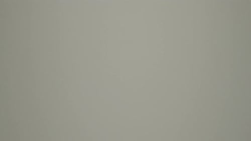 Engenheiro de sistema asiático de vídeo vertical trabalhando com script HTML na tela do computador