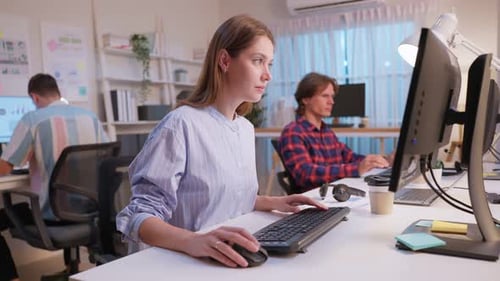 Grupo de empresário e mulher usando computador portátil trabalhando no escritório.