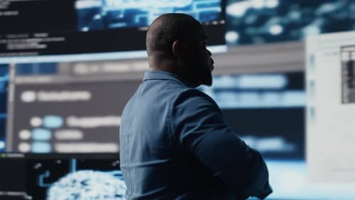 Afroamerikanischer Entwickler, der in einer Cyberumgebung arbeitet