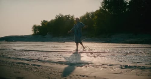 Nachdenklicher, nachdenklicher Mann, der alleine am Strand spaziert und nach Inspiration sucht