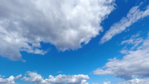 Zeitraffer langsamer geschwollener Wolken, die sich am Himmel bewegen.