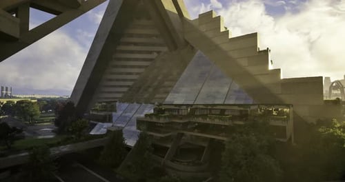Estructura arquitectónica moderna que muestra un diseño piramidal en medio de un paisaje verde