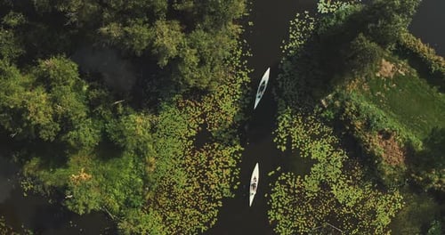 Vue de dessus d'un canoë blanc par Drone