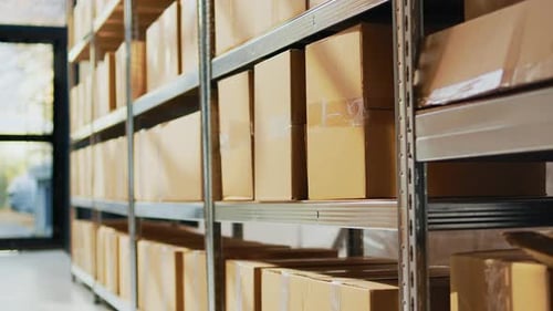Étagères et étagères remplies de boîtes dans l'entrepôt