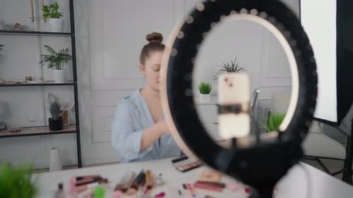 Bonita mujer caucásica mostrando maquillaje moderno en su propio rostro, tutorial, bloguera de belleza