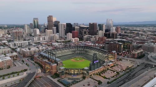 Toma una foto con un Zumbido del centro de Denver y Coors Field al anochecer