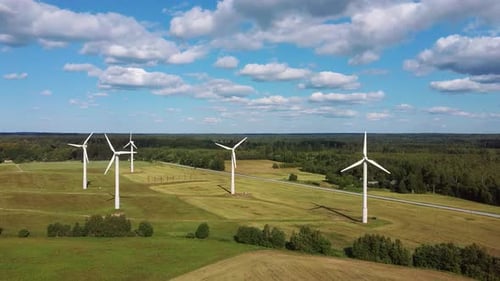 Luftbild eines Windparks oder Windparks mit hohen Windturbinen zur Stromerzeugung 4K UHD