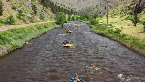 Wir fliegen über Sparrengespanne, die den Fluss Poudre hinunterfahren