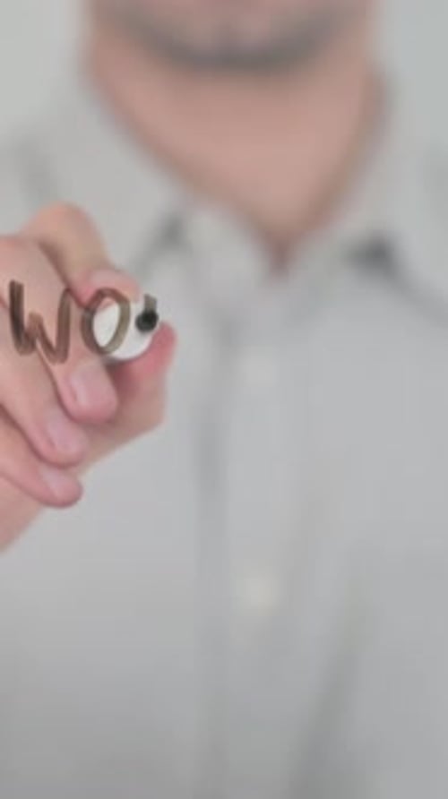 Arbeitszeit, Schreiben auf dem Bildschirm mit der Hand, vertikales Video