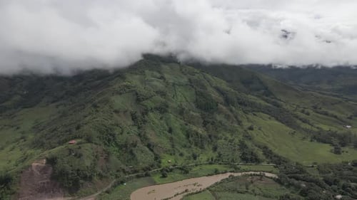 Campos agrícolas se estendem por encostas íngremes nas montanhas tropicais do Perú
