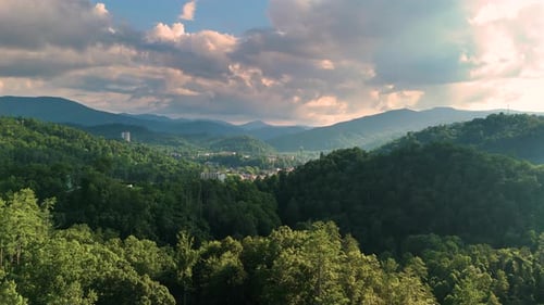 Gatlinburg, Tennessee, rodeado de colinas boscosas de los Montes Apalaches, destino turístico de EE. UU.