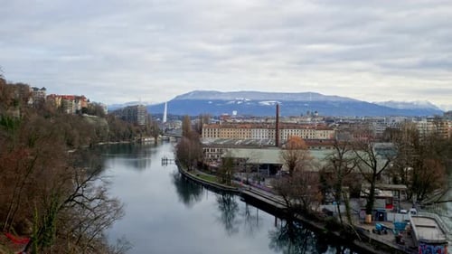 Un panorama d'une zone industrielle de la ville de Genève, montrant au premier plan le Rhône, et