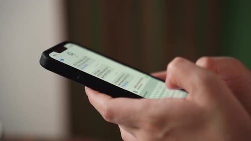Nahaufnahme von Frauenhänden, die mit einem Smartphone eine Nachricht in Messenger eingeben