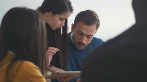 Meeting Company Diskutieren Neue Geschäftsideen Verwenden Sie Laptops Modernes Büro Unternehmen Professional Young