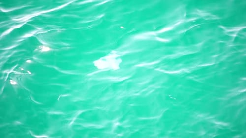 Luftaufnahme der Meereswasseroberfläche auf klarem azurblauem Meerwasser, Sonnenblendung, abstrakter nautischer Sommerozean