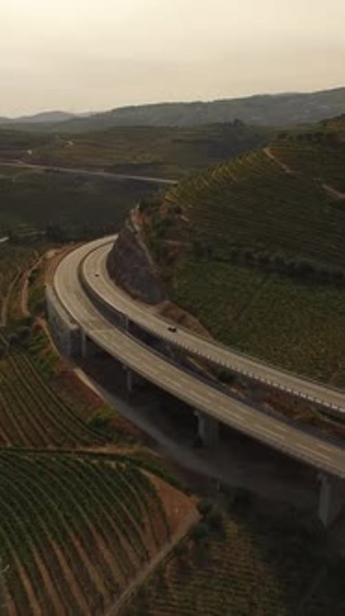 Vertikales Video von Autos auf der Autobahn