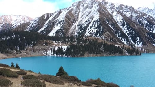 Un lago de montaña con agua azul en invierno